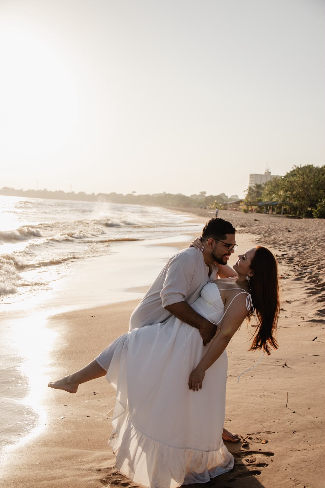 Aline e Artur na praia ao entardecer